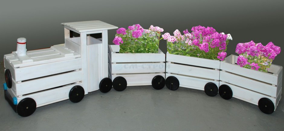 Паровозик из ящиков для цветов