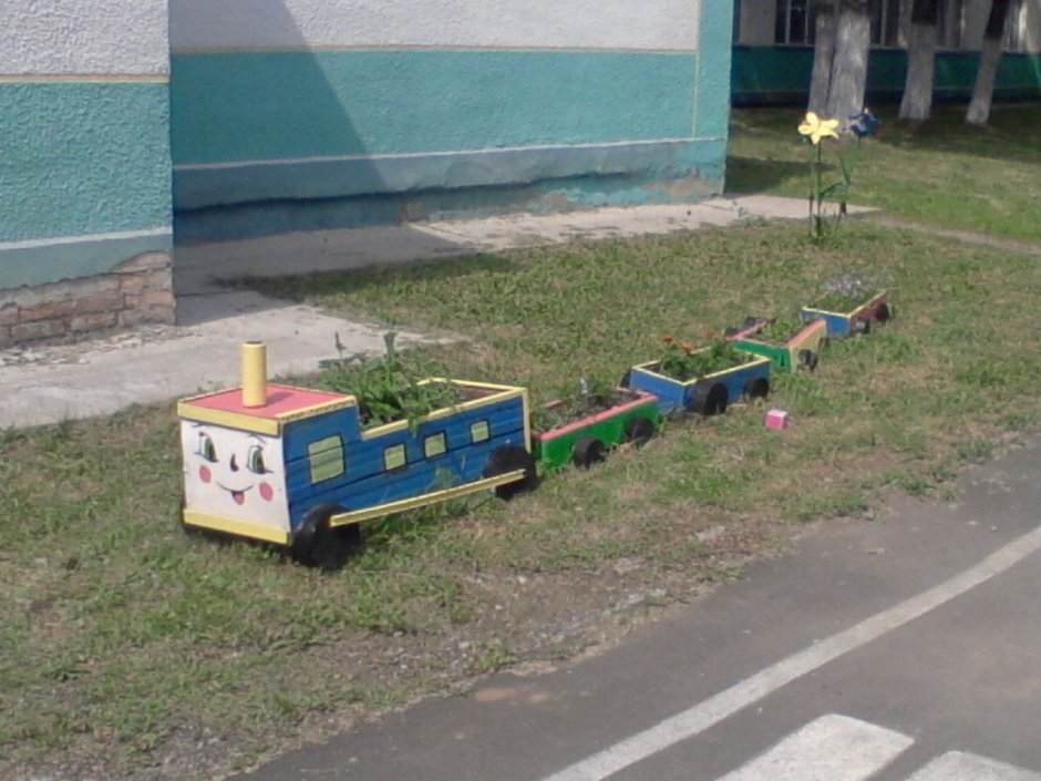 Клумба паровозик своими руками из подручных средств