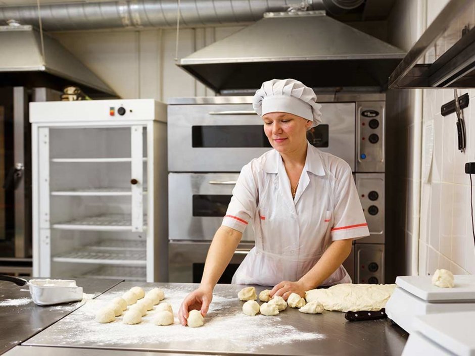 Работница пекарни
