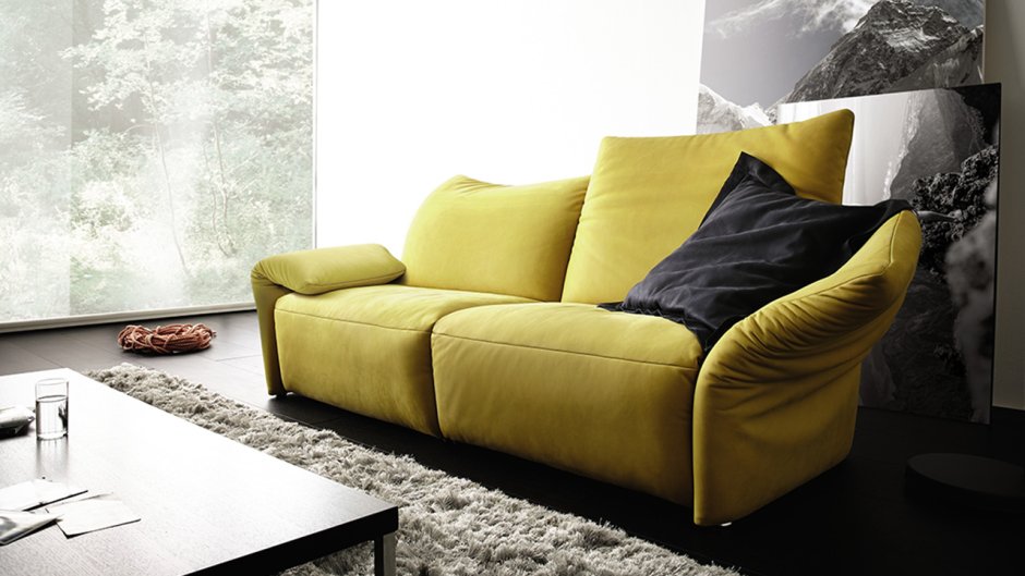 Гостиная с желтым диваном