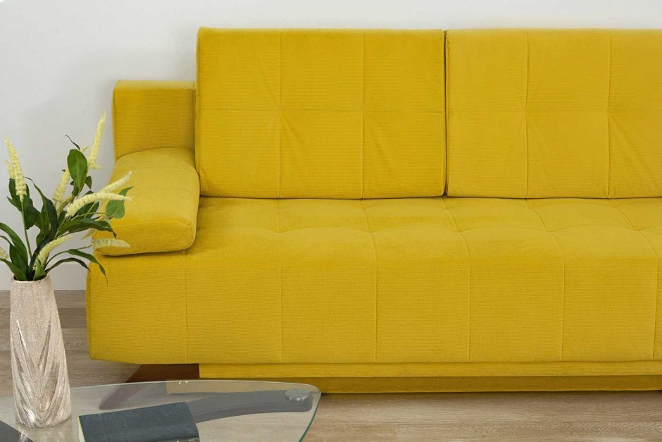 Коричневый кожаный диван