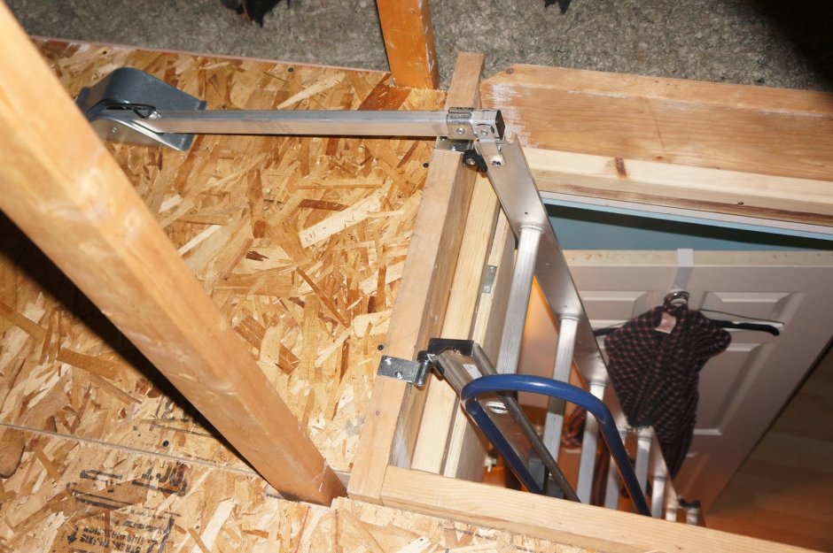 Крепежи для люка на чердак