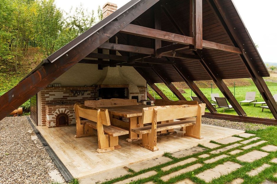 Беседка с двускатной крышей и мангалом