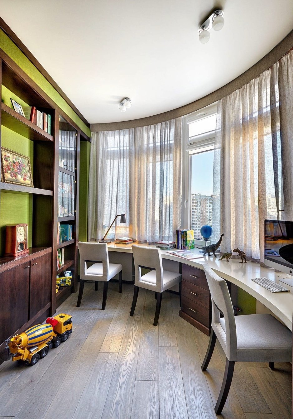 Стол у окна с полками