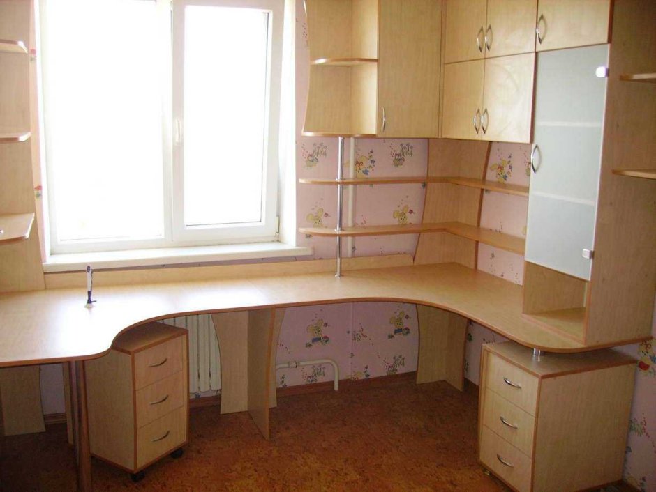 Стол у окна