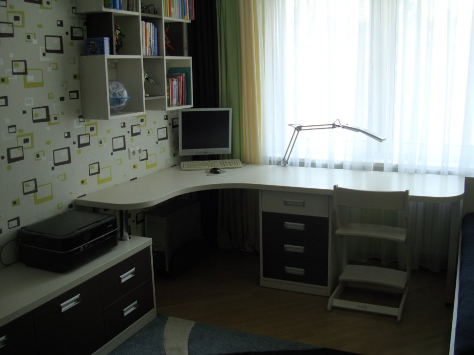 Письменный стол вдоль окна
