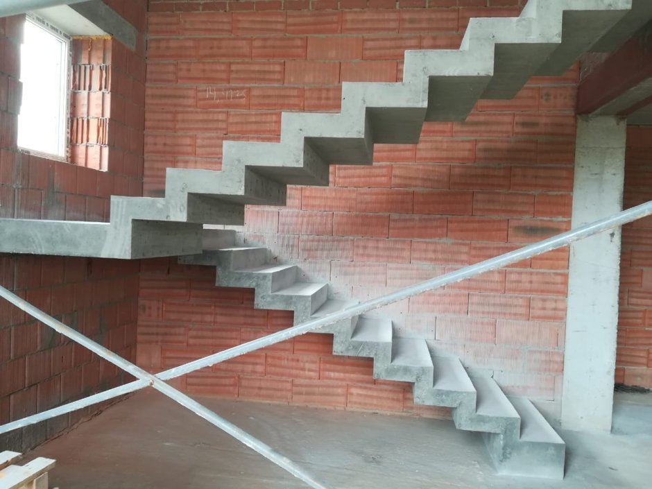 Зеркальная лестница бетонная