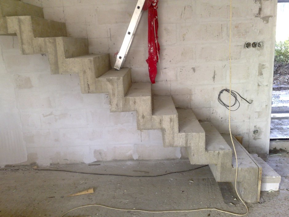 Зеркальная монолитная лестница