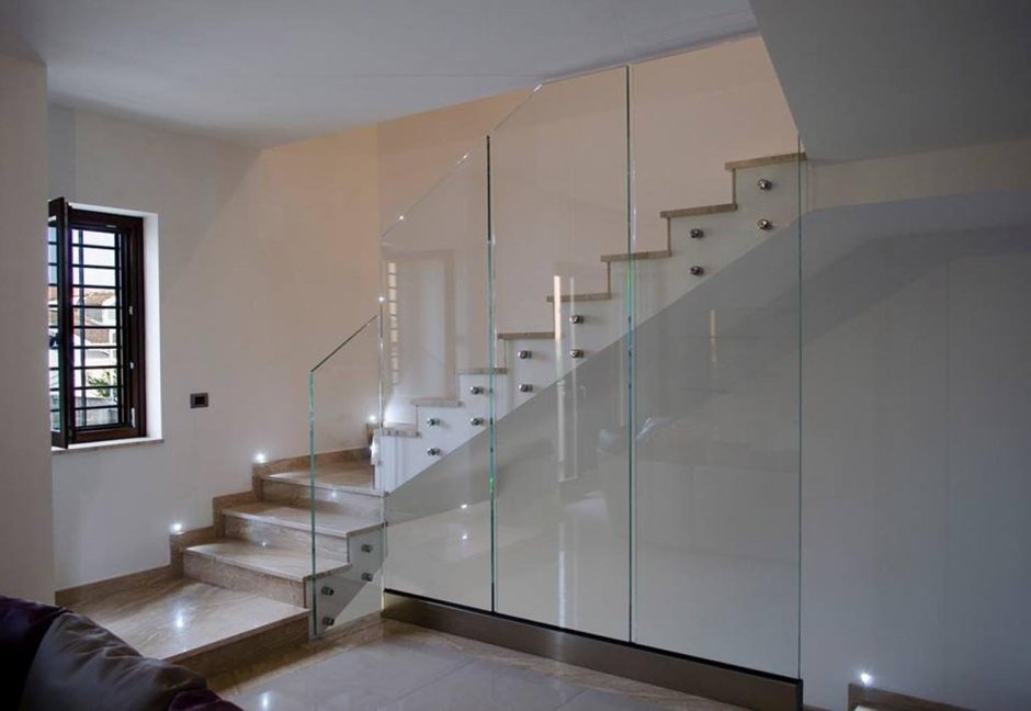 Стеклянное ограждение на точках