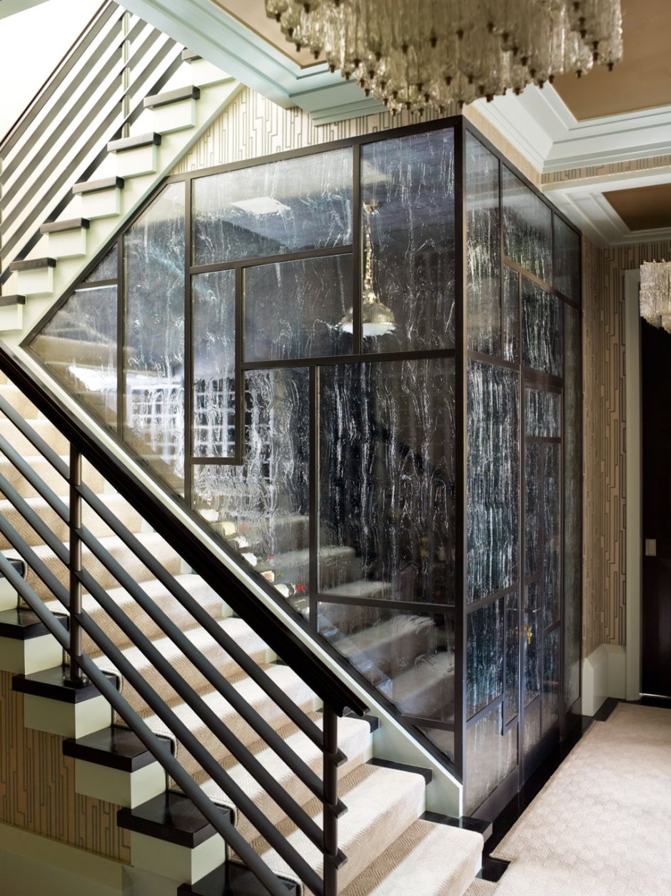 Зеркало на лестнице в интерьере