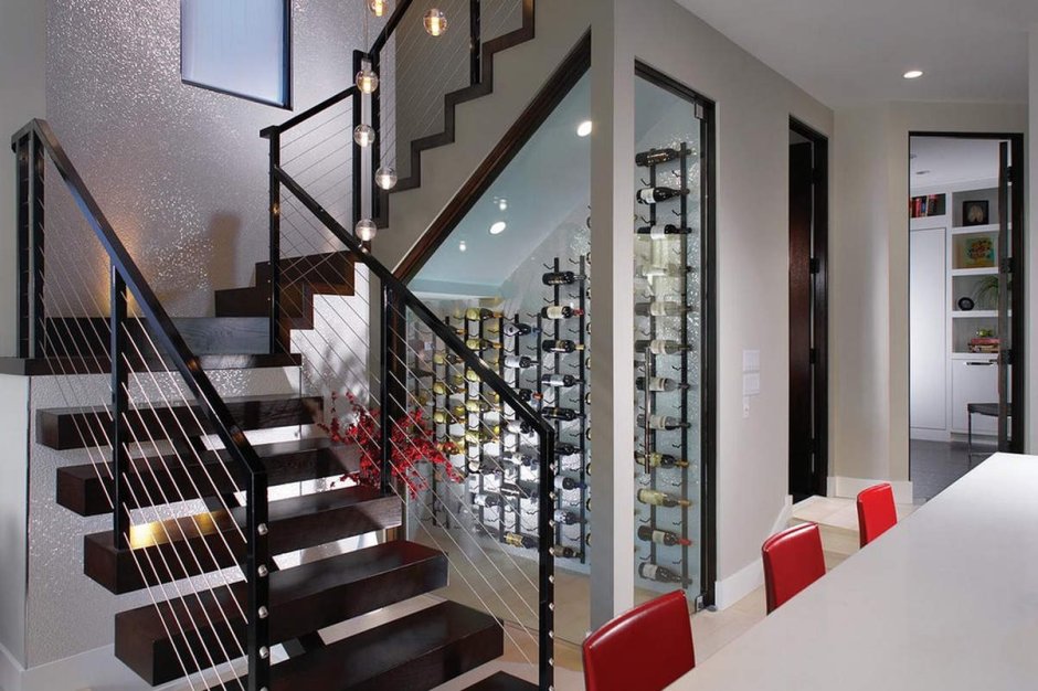 Помещение под лестницей