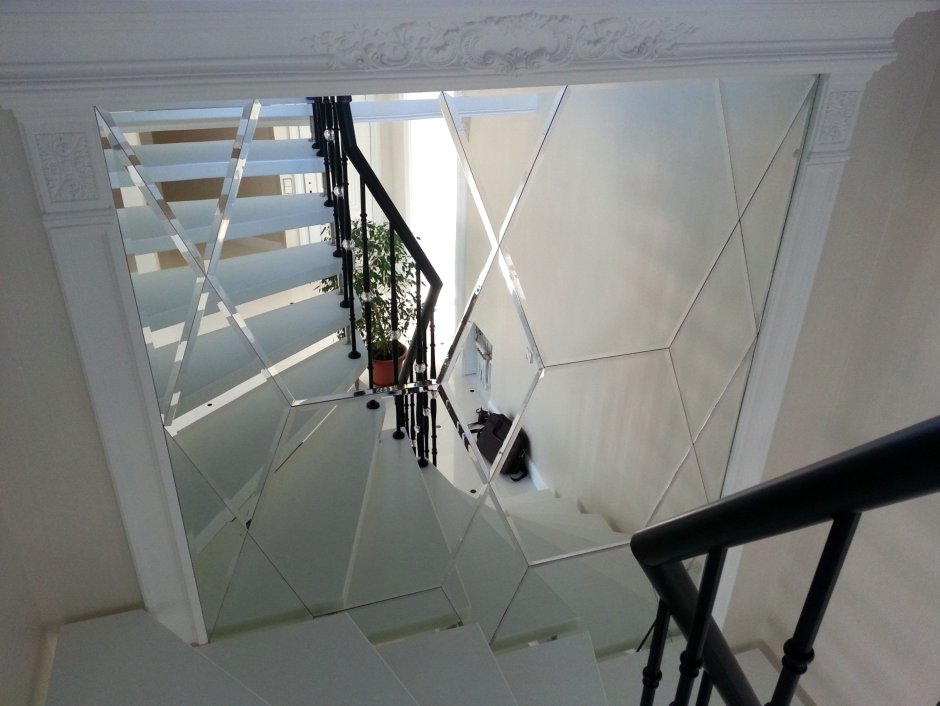 Зеркальная стена на лестнице