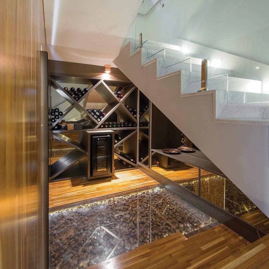 Зеркальный шкаф под лестницей