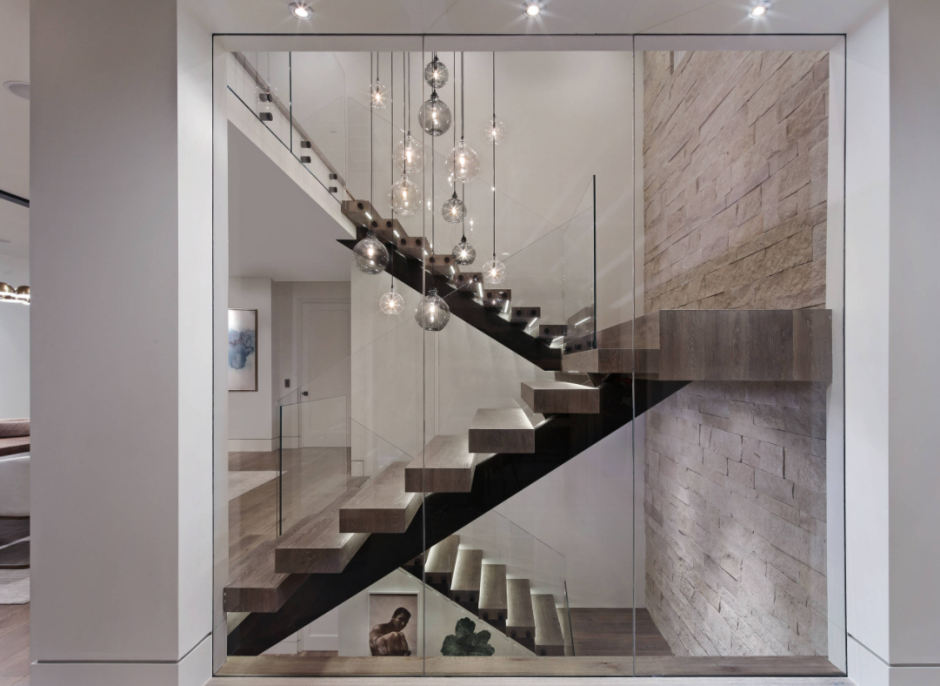 Мраморные лестницы со стеклянным ограждением