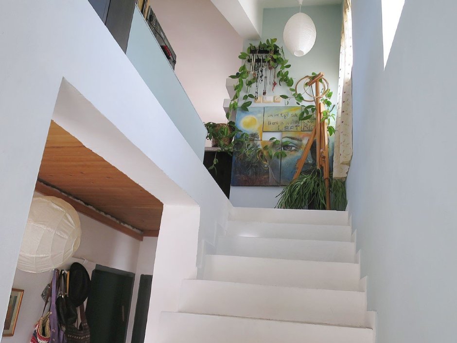 Декор стены у лестницы