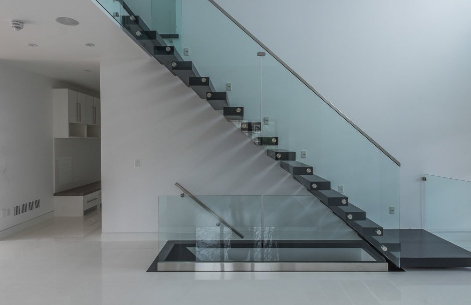Стеклянное ограждение лестницы