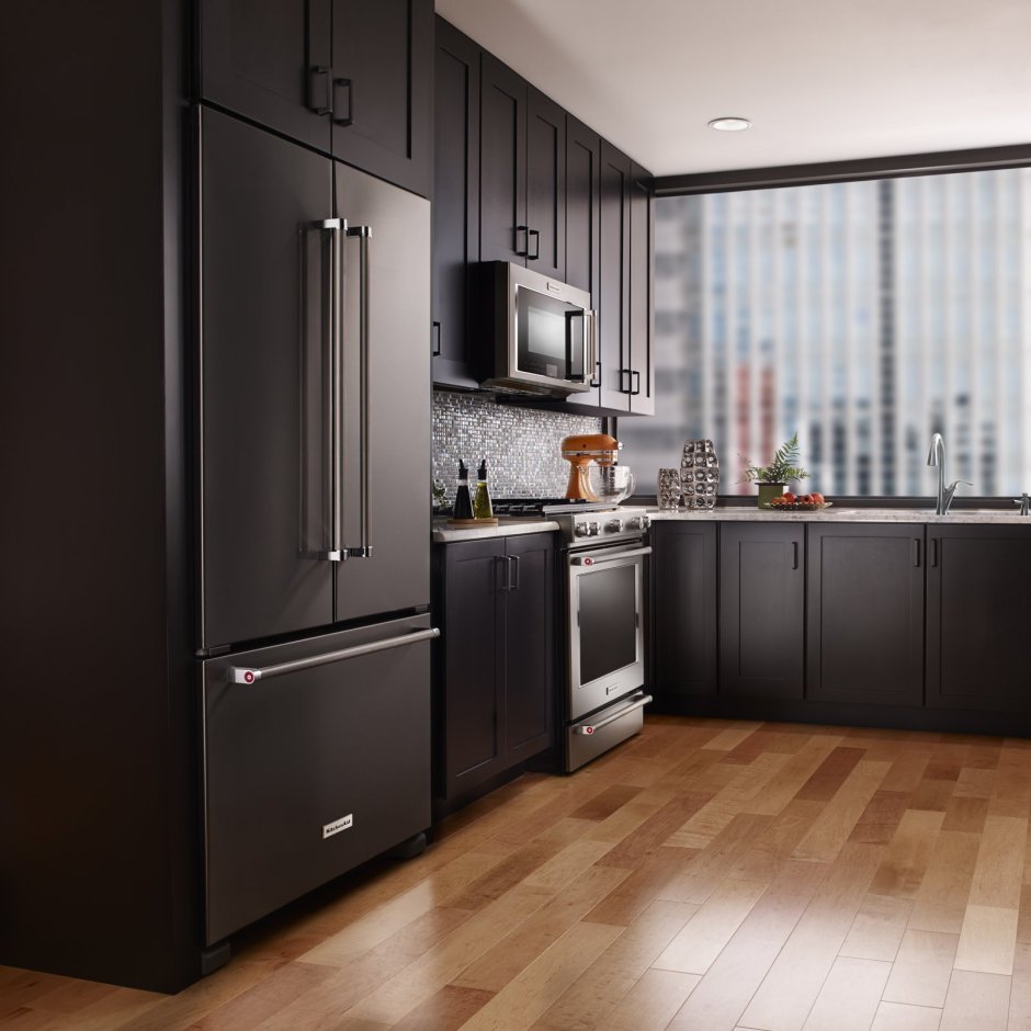 Серая кухня с черным холодильником