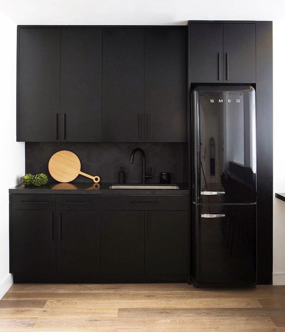 Белая кухня с черным холодильником