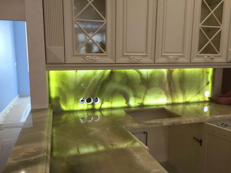 Современные фартуки для кухни 2021 для белой