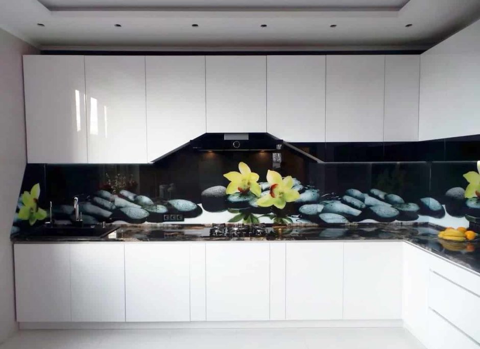 Стеклянный фартук для бежевой кухни