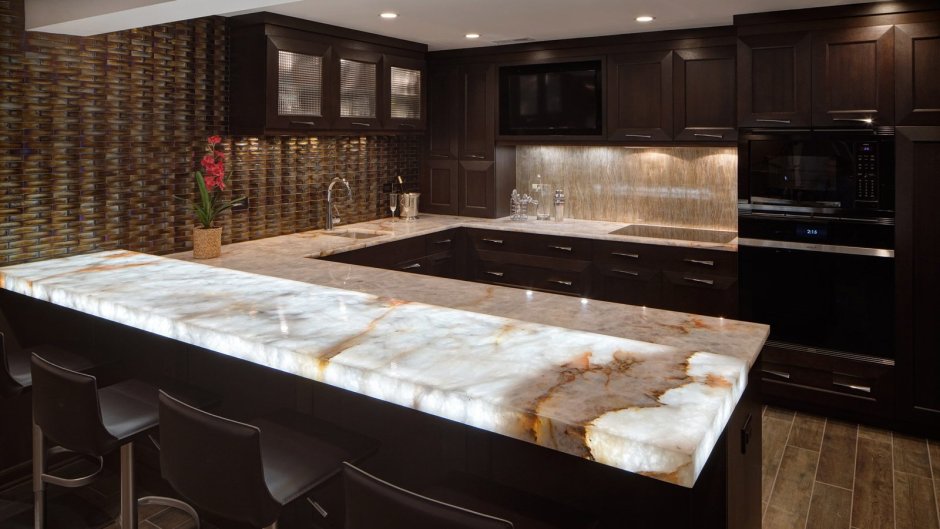 Белая кухня с черным фартуком