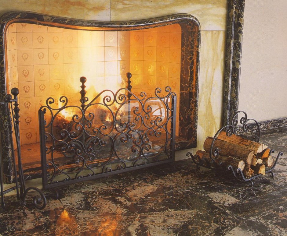 Камин с кованными элементами