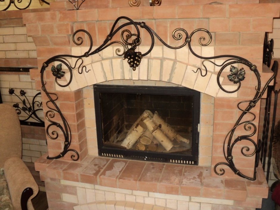 Камин с элементами ковки