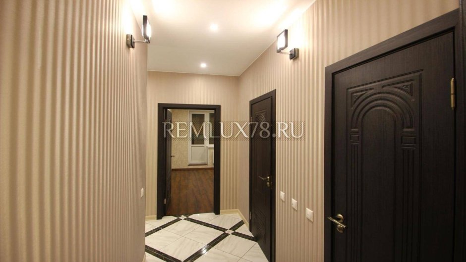 Обои в полоску в коридоре квартиры