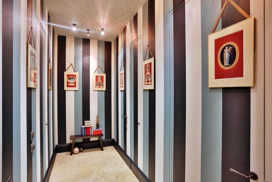 Вертикальные полосы стены в коридоре