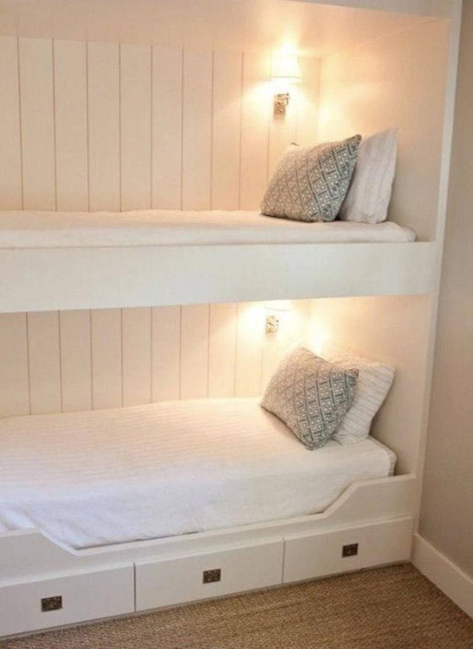 Деревянный домик над кроватью