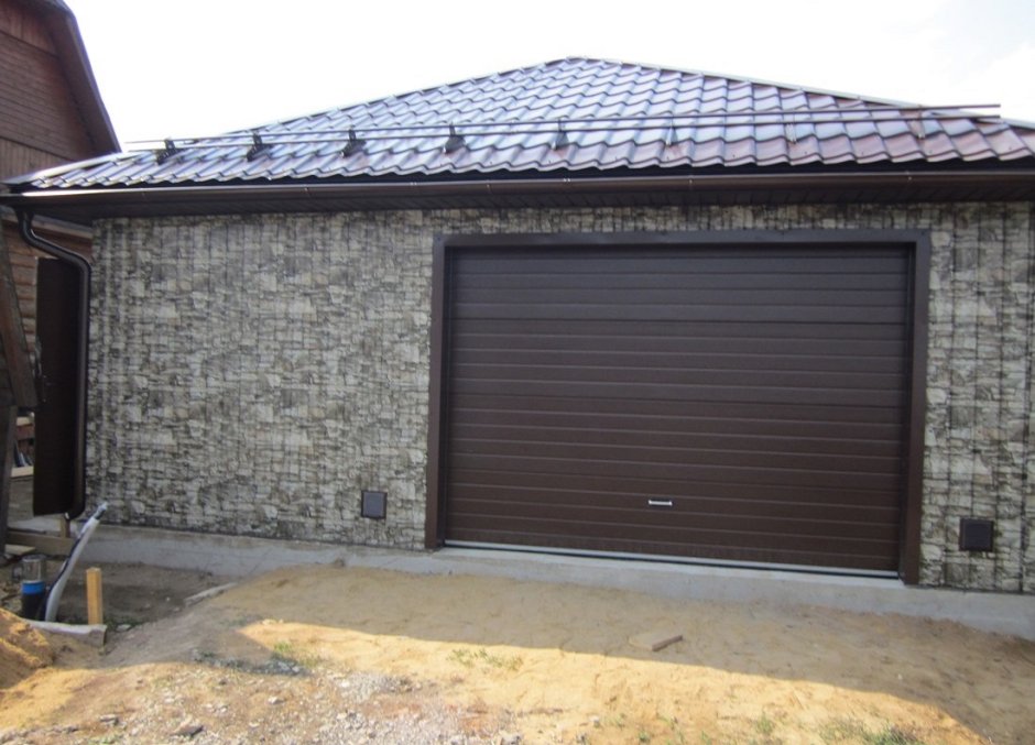 Фасад гаража из профнастила