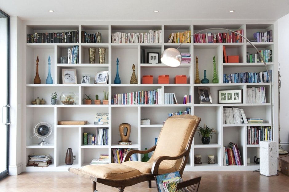 Гостиная с книжными полками