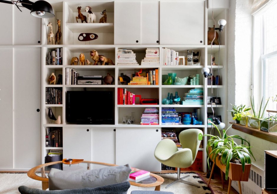 Стеллаж до потолка в гостиной