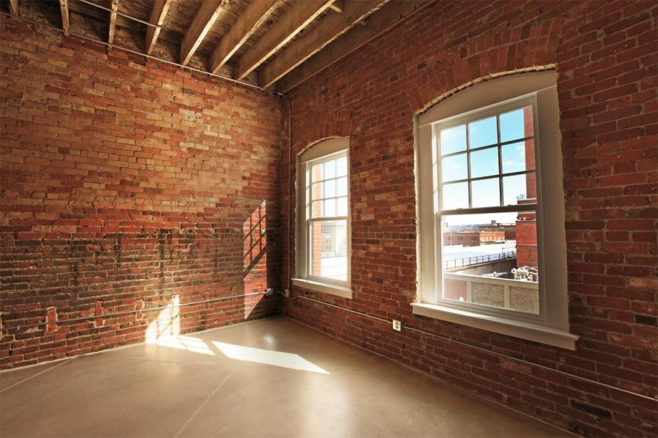 Кирпичная стена в прихожей