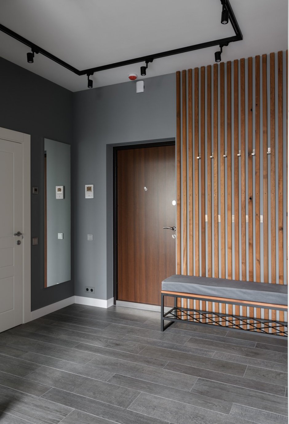 Холл в частном доме в стиле минимализма