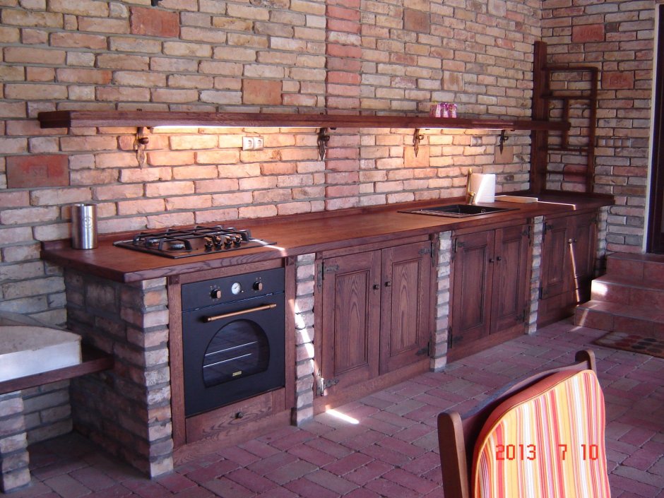 Интерьер кухни с русской печкой