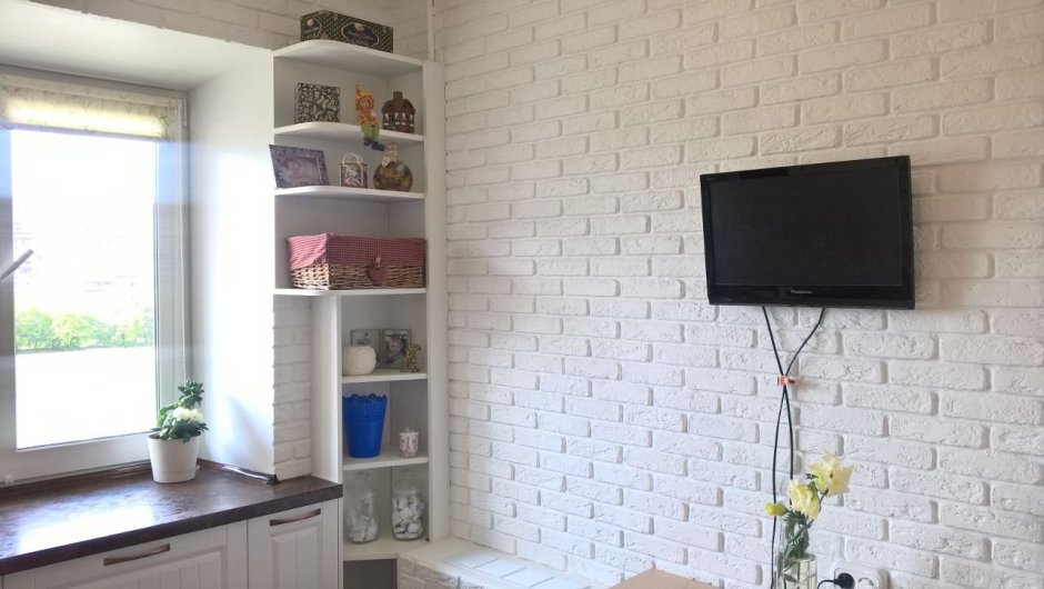 Декоративный кирпич в интерьере кухни белого цвета