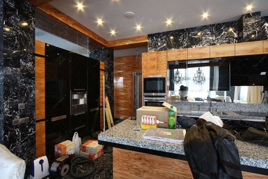 Интерьер кухни черный мрамор и дерево