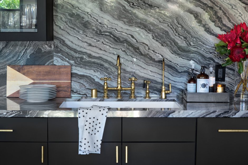 Имитация мрамора на кухне