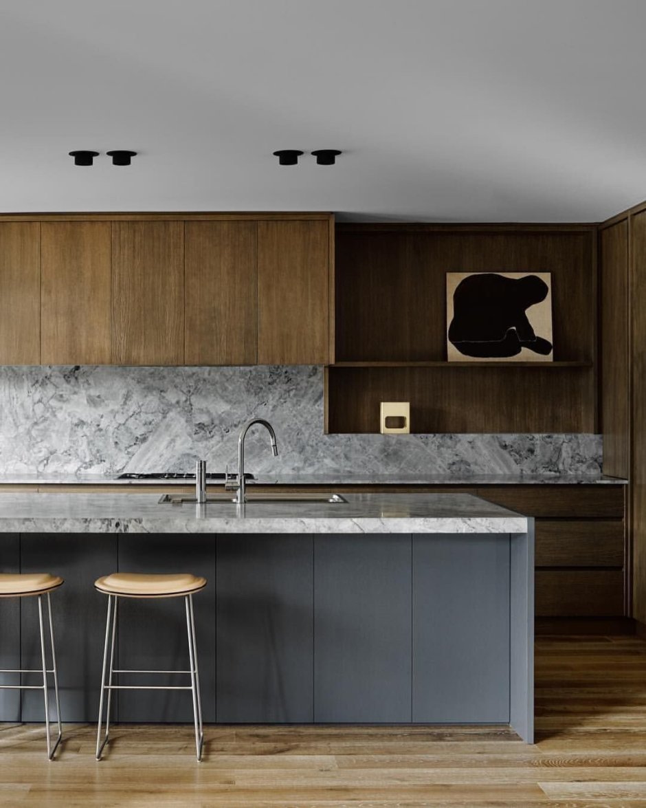 Кухня с мраморным фартуком