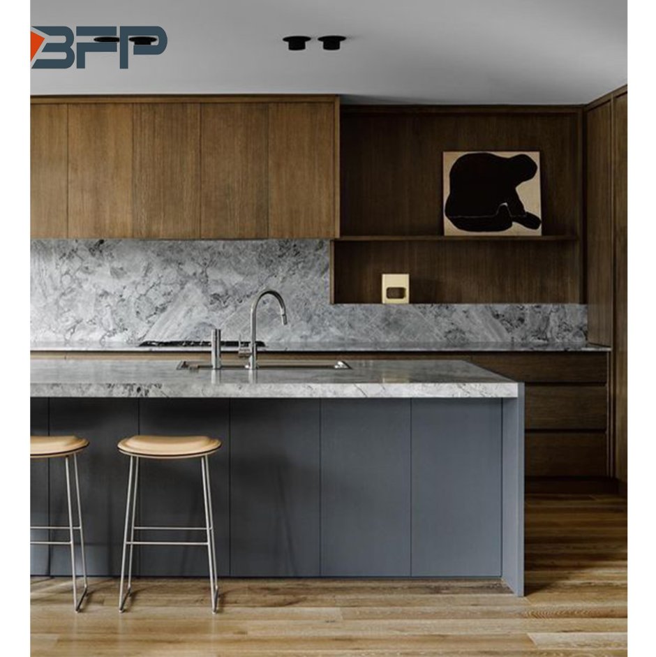 Кухня с мраморным фартуком