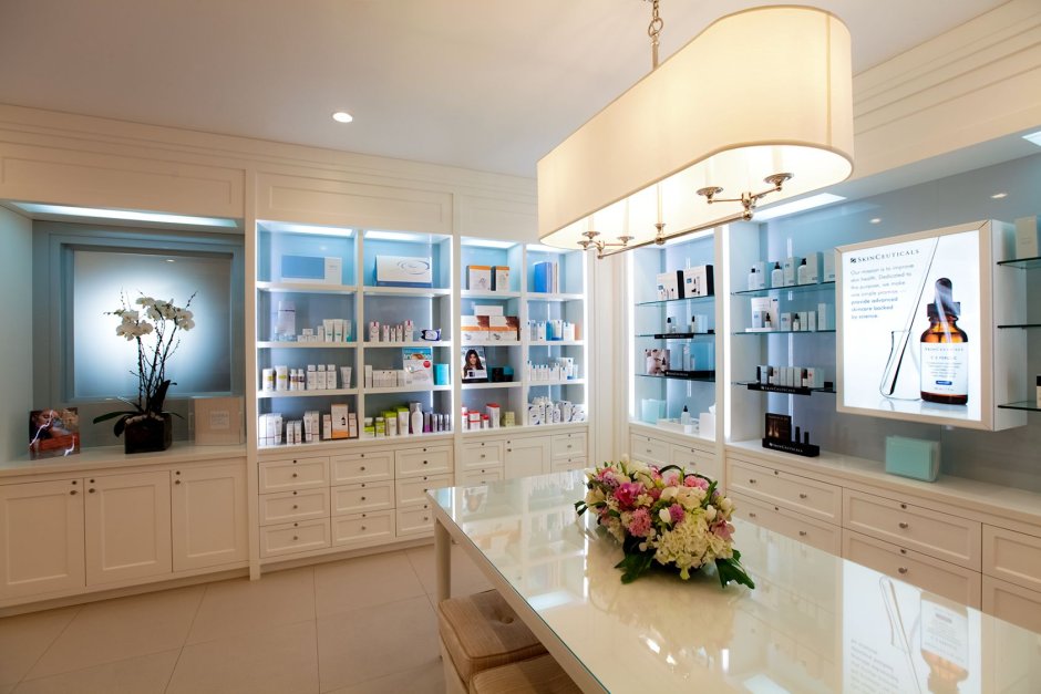 Стеклянные полки в салоне красоты