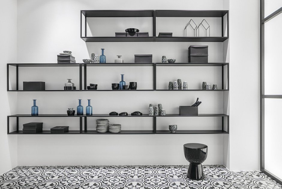 Деревянные стеллажи для косметики