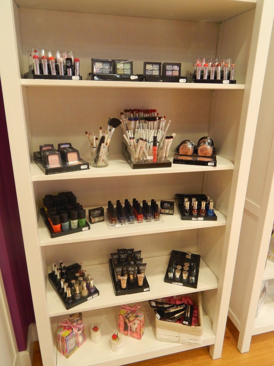 Стеллаж в студию красоты