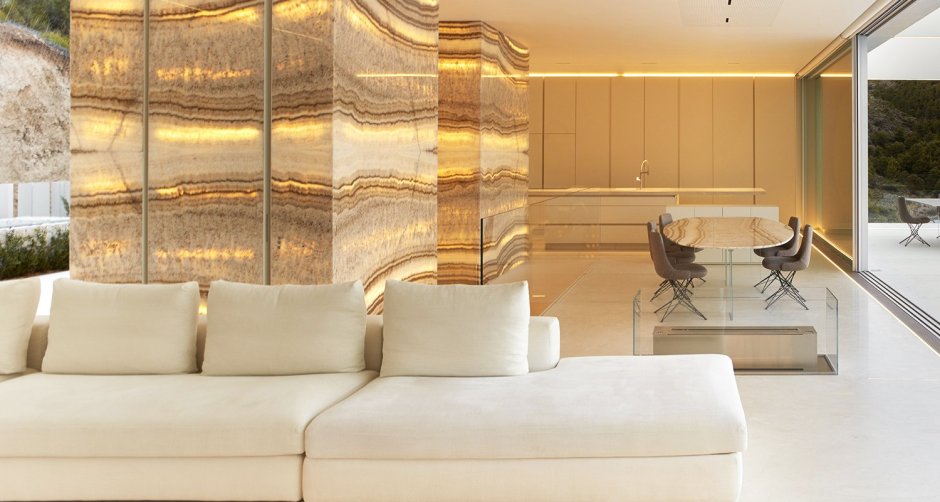 Оникс в интерьере гостиной с подсветкой