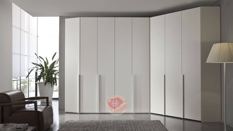 Белый шкаф с длинными ручками