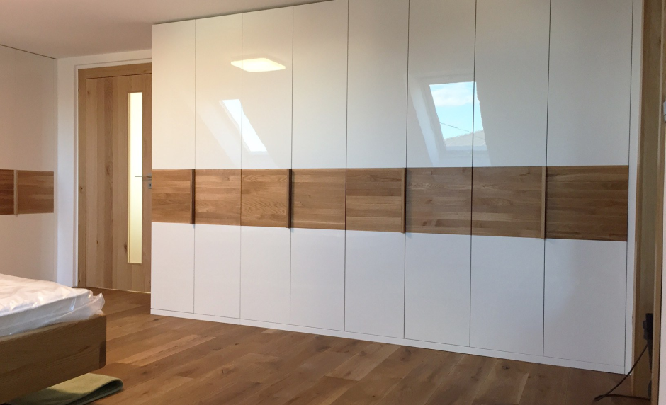 Белый шкаф с деревянными вставками