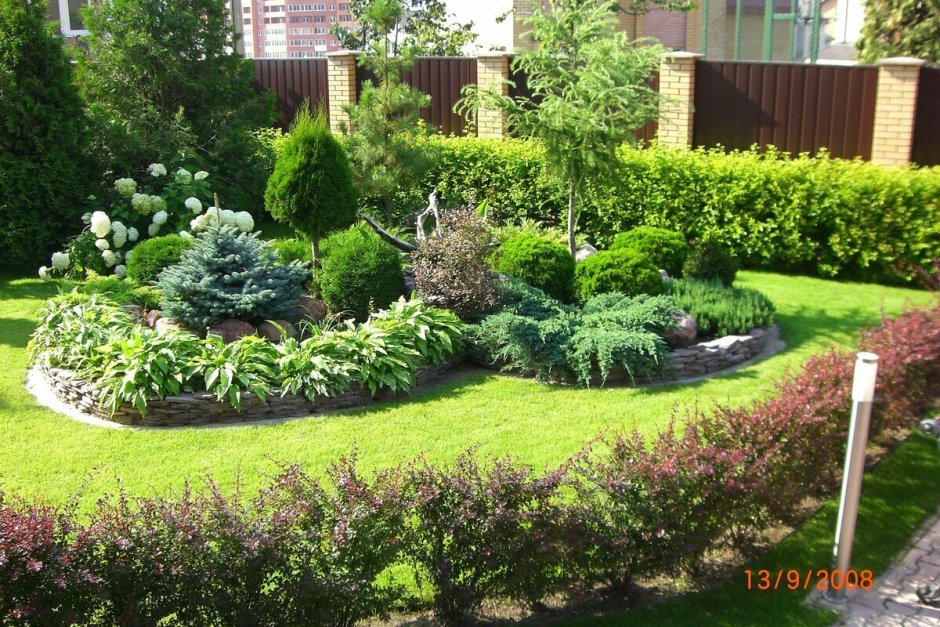 Клумбы с хвойниками и кустарниками