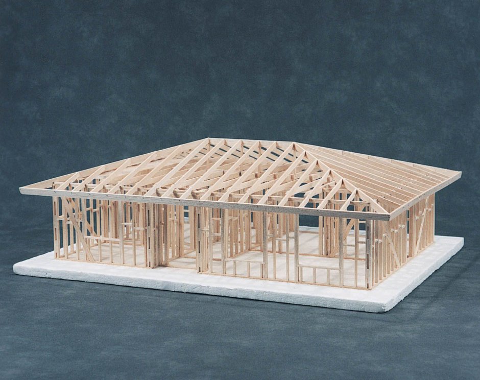 Интерьер мансарды с четырехскатной крышей