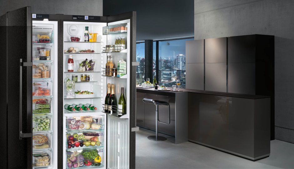 Большой холодильник с одной дверью